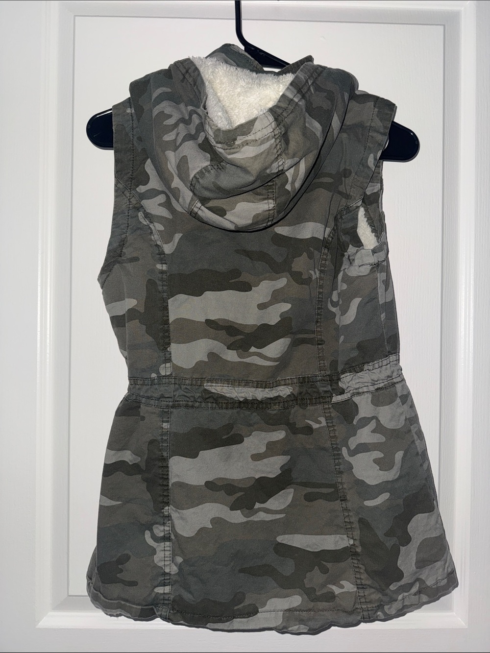 Kids' Hooded Camo Utility Sleeveless Hoodie - Picture 4 of 5
